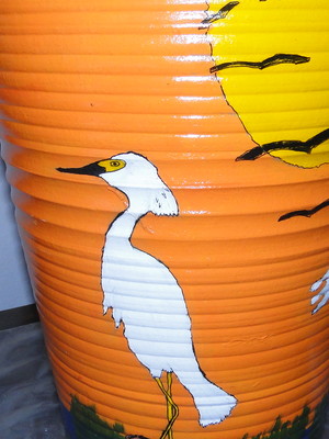 Vaso pintado à mão com garça-branca-pequ