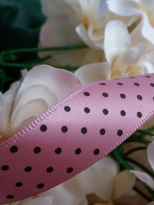 Fita de cetim rosa com bolinha marrom 3 metros