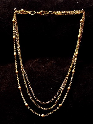 Colar dourado de 3 correntes