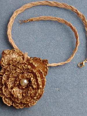 Gargantilha flor vintage