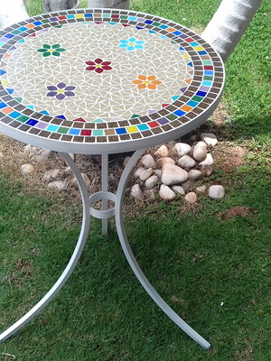 Mesa em mosaico colorida ferro branco