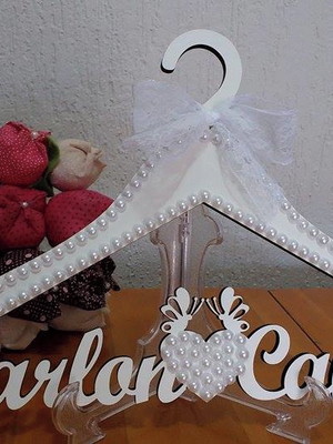 Cabide personalizado com pérolas