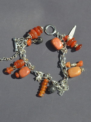 Pulseira berloqueira com pedra do sol