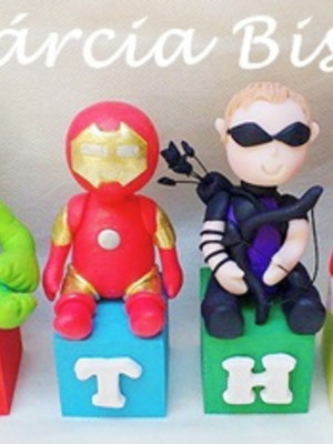 Cubos com letras vingadores