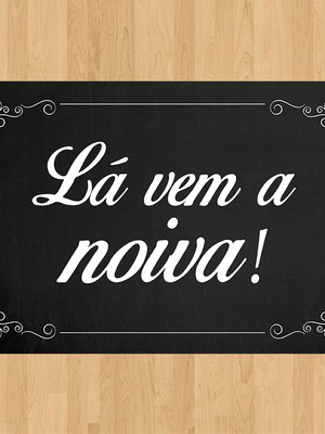 Plaquinha de casamento "lá vem a noiva!"
