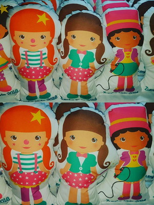 Almofada com formato circo de menina