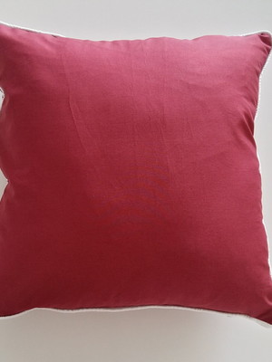 Capa de almofada color marsala com cordão branco