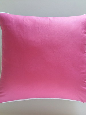 Capa de almofada color pink preta com cordão