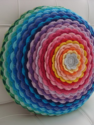 Almofada crochê flor multicolorida/cinza