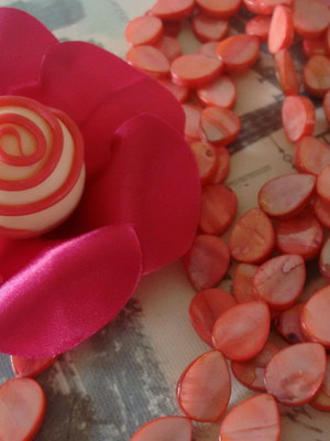 Forminha flor de tecido com arame