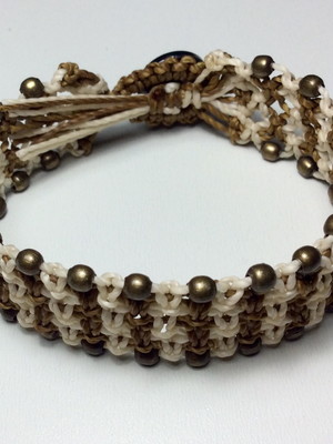 Pulseira em macramé