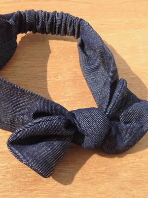 Turbante jeans infantil: modelo laço