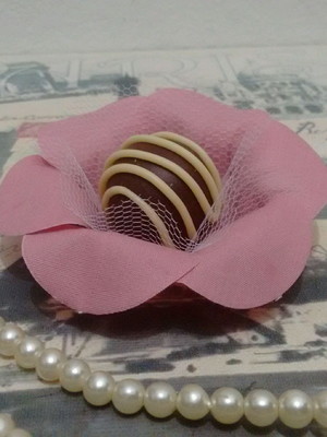 Forminha rosa de tecido com arame