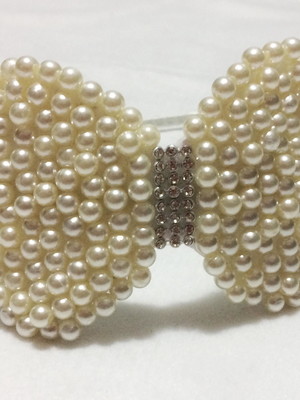 Tiara com laço de pérolas bordadas