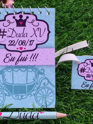 Bloquinho com mini lápis personalizado 15 anos carruagem
