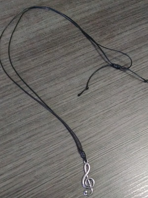 Colar clave de sol - fio acetinado