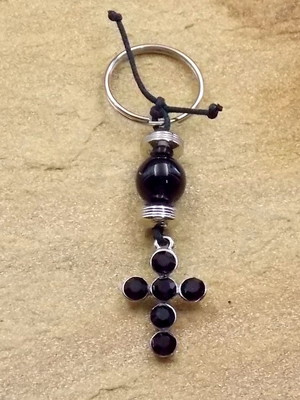 Chaveiro de cruz prateado com strass