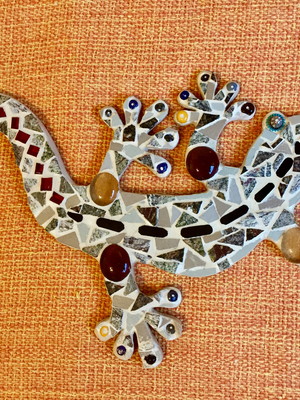 Salamandra em mosaico cerâmico