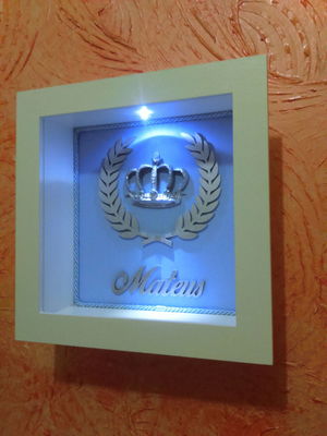 Quadro com coroa e led