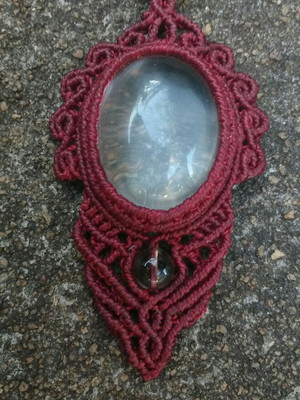 Colar de macramé com quartzo cristal