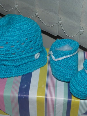 Boné e sapatinho em croche para bebê