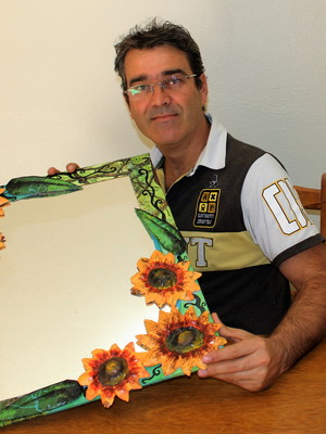 Espelho decorado com girassois