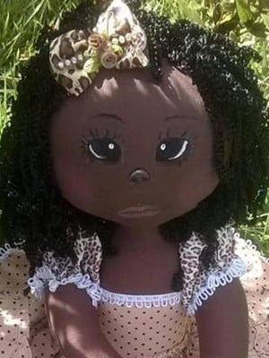 Boneca de pano negra crespa, com 55 cm