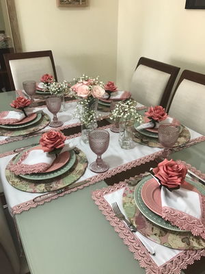 Trilho de mesa branco com guipir rosa se