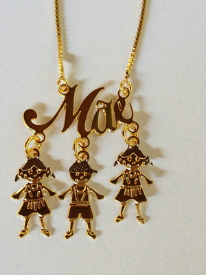 Colar com pingente mãe e filhos