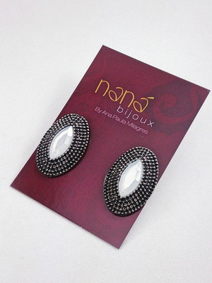Brinco oval desenhado com chaton