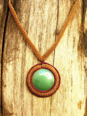 Colar de macrame com quartzo verde
