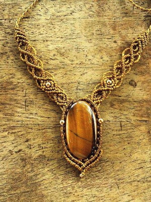 Colar de macrame com olho de tigre