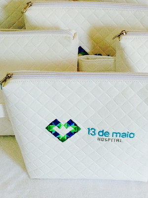 Necessaire bordada com logotipo