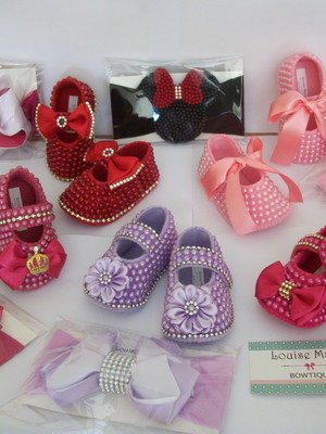 Sapatinho para bebês, em pérolas (modelo a escolher)
