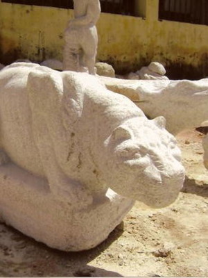 Escultura pantera audaz