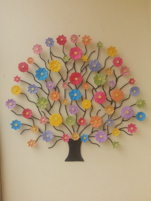 Árvore em ferro com flores coloridas