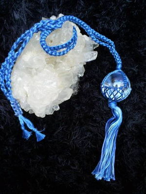 Colar esfera cristal  e macramê