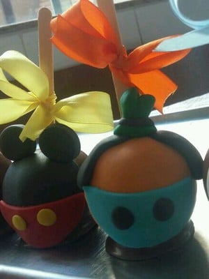 Maçã chocolate turma do mickey