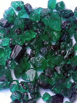 Pedras esmeraldas brutas