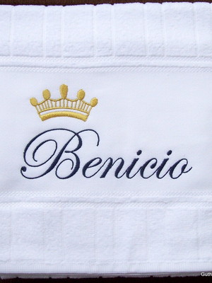 Toalha de banho bordada e personalizada