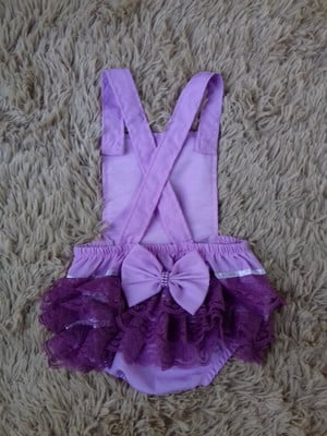 Jardineira baby luxo lilas +brinde lacinho