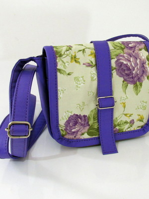 Bolsa tiracolo floral roxo - liquidação