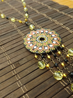 Colar de mandalas e cristais