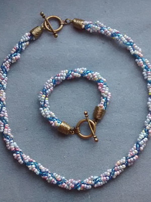 Colar e pulseira espiral de miçangas