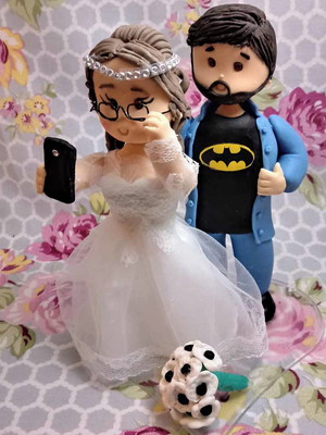 Topo de bolo noivos com tirando uma selfie
