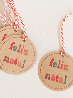 10 tags kraft redondas feliz natal com cordão