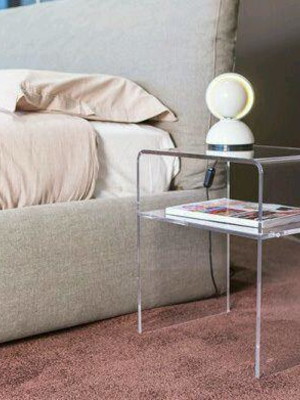 Mesa de cabeceira em acrílico 55 alt x 45 larg x 30 c/ prate