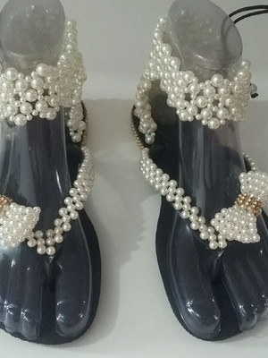 Sandálias havaianas decorada com pérolas