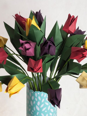 Arranjo com 30 tulipas origami