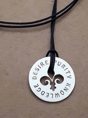 Talismã flor de liz prata